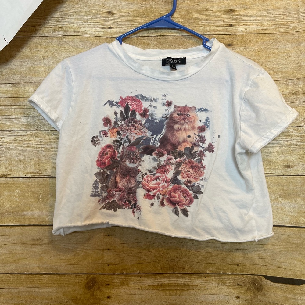 Cropped cat t-shirt 🛍